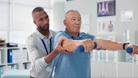 sesión de fisioterapia con un paciente de edad avanzada