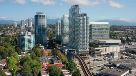 skytrain saliendo de la estación de marine drive hacia el puente del brazo norte en vancouver, canadá, cerca del aeropuerto de yvr