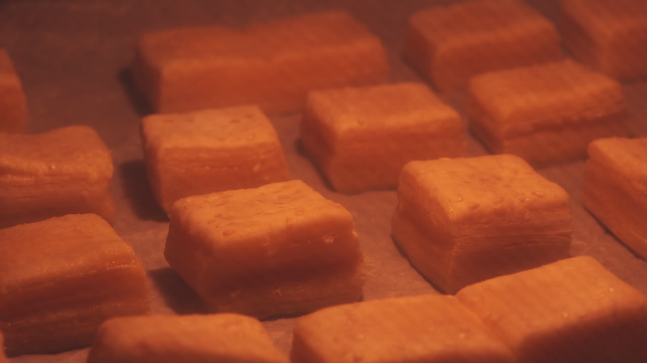 Cuisson de scones à la pâte feuilletée au four dans une cuisine domestique, mise au point sélective.