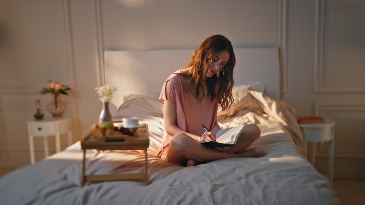 창의적인 여성이 집에서 메모를 하고, 꿈꾸는 십대가 아침에 일기를 쓰고 있다.