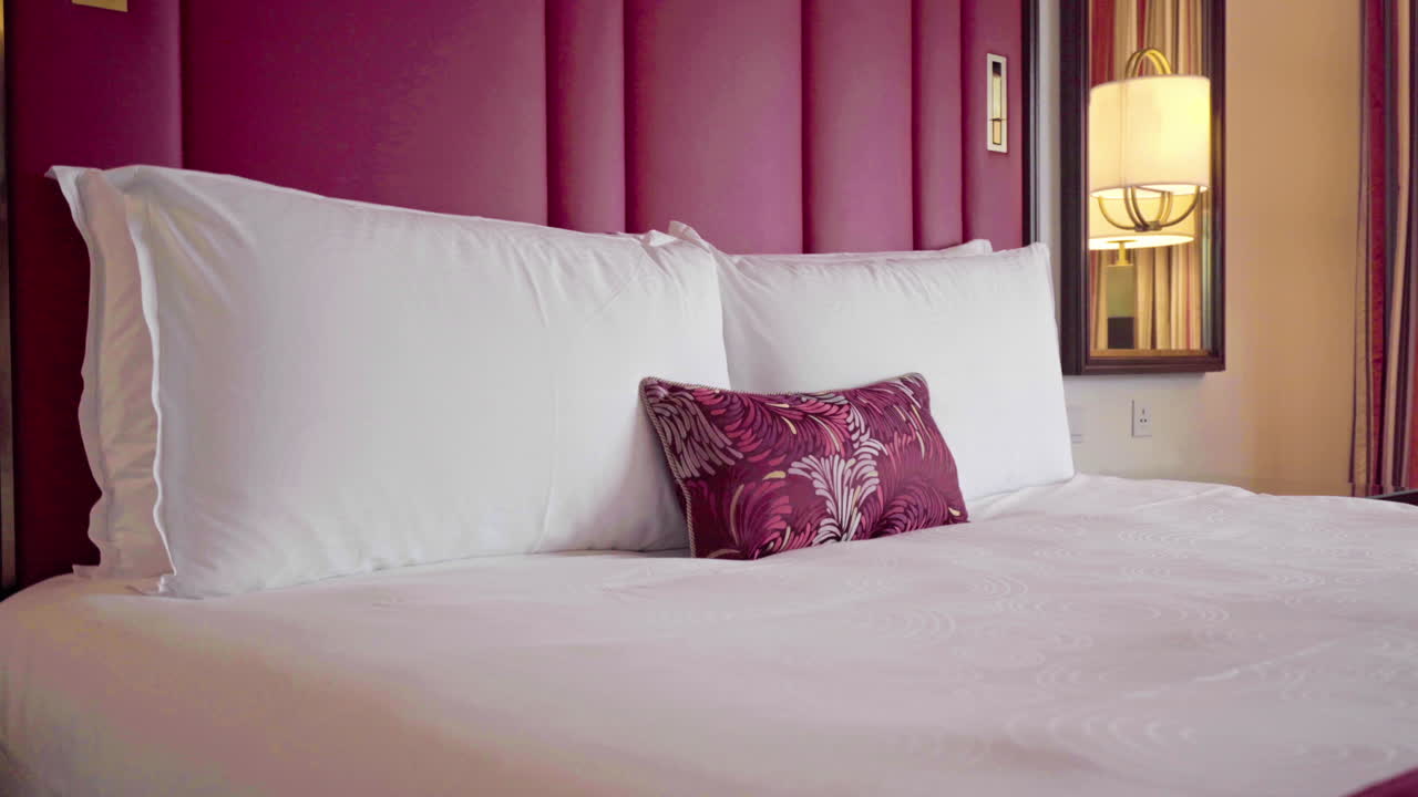 diseño de interiores de dormitorio moderno con paredes blancas, almohadas de cama