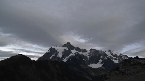 Nubes-De-Invierno-En-El-Lapso-De-Tiempo-Sobre-Un-Pico-De-Montaña