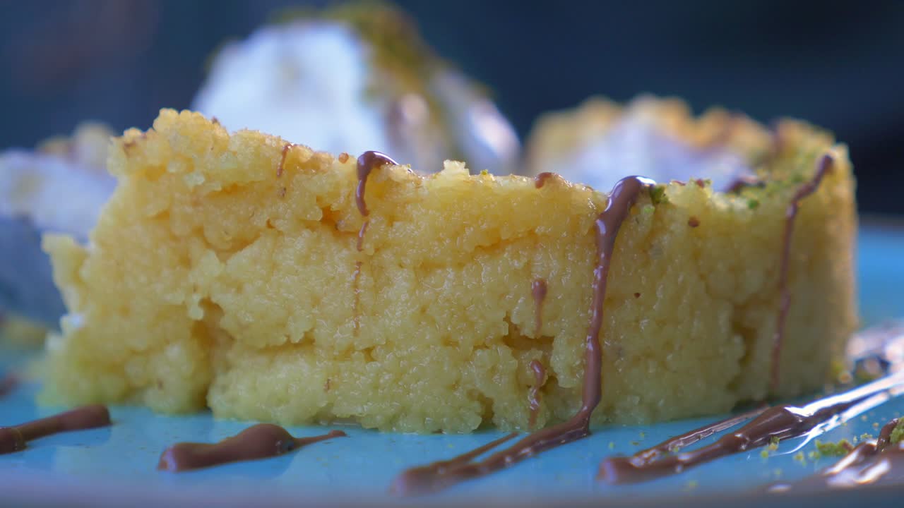 아이스크림, 피스타치오, 초콜릿 소스와 함께 쿠네페