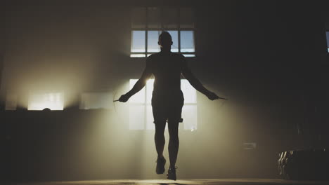 hombre saltando la cuerda en un gimnasio