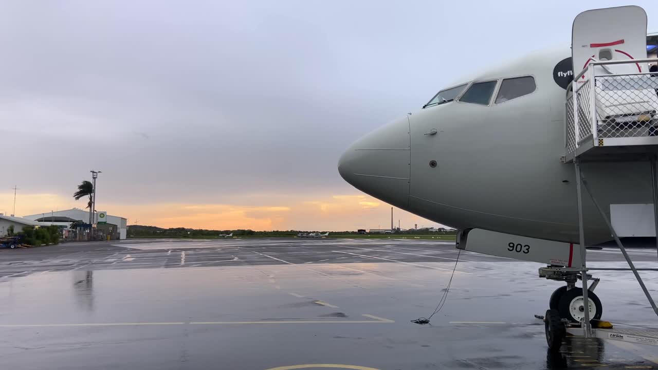비가 오는 동안 해가 지거나 해가 뜨는 동안 공항에서 비행기