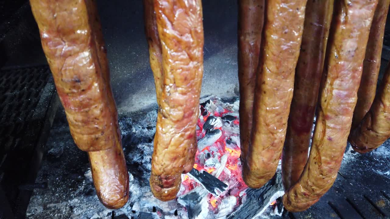 Preparación de salchicha a la brasa en brasero