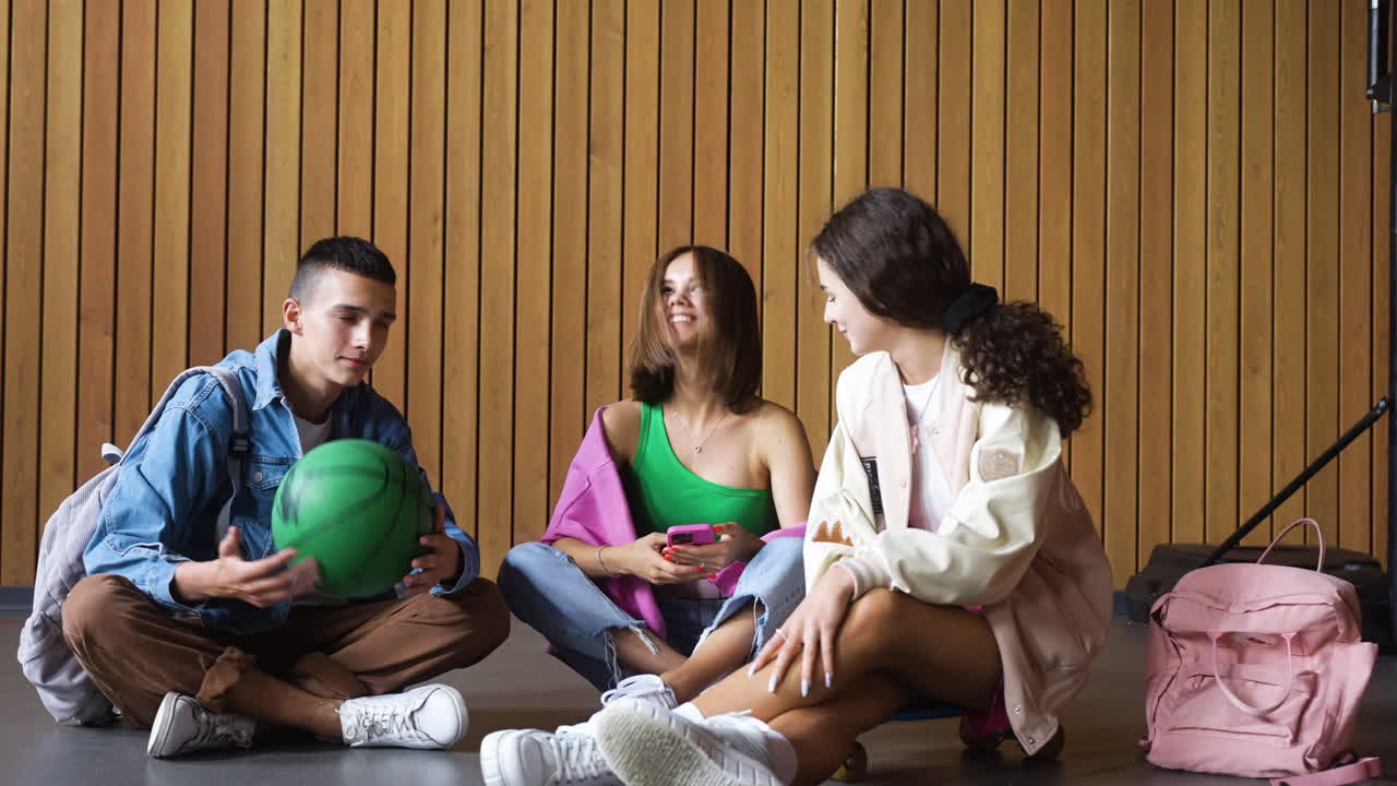 십대들이 다섯을 치고 있습니다.