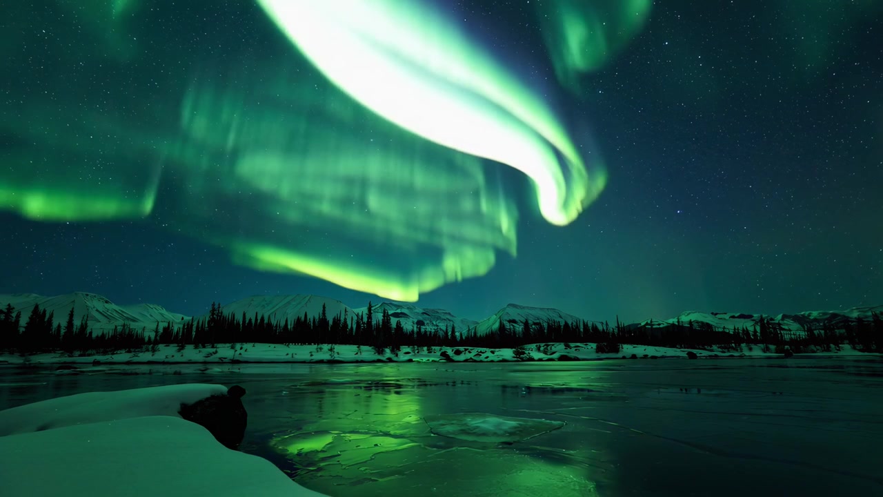 Vivace Aurora Boreale che danza su un lago ghiacciato di notte