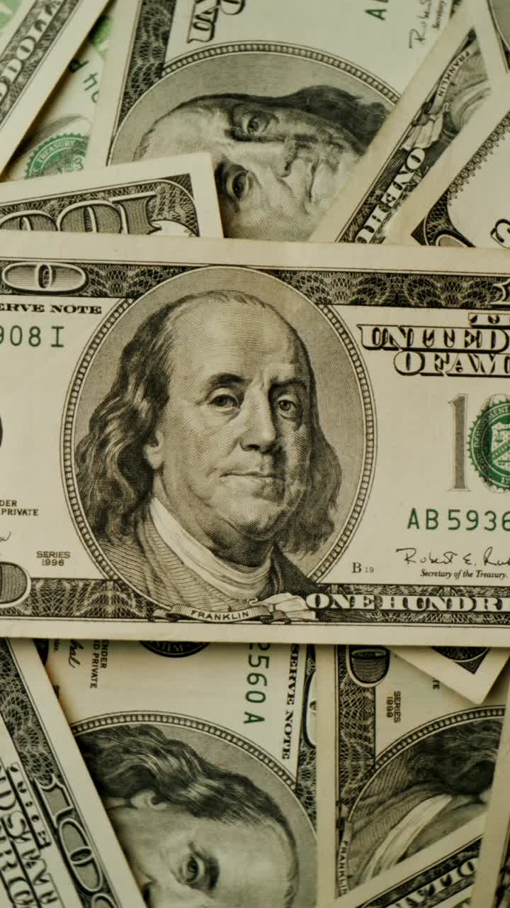 una pila de billetes de un dólar