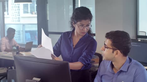 joven y estricta jefa femenina criticando y regañando a un miembro joven