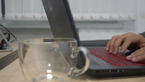 persona escribiendo en una computadora portátil