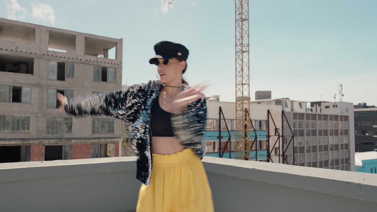 танцовщица латиноамериканская танцует на крыше красивая бразильская женщина исполняет танцевальные движения в городе