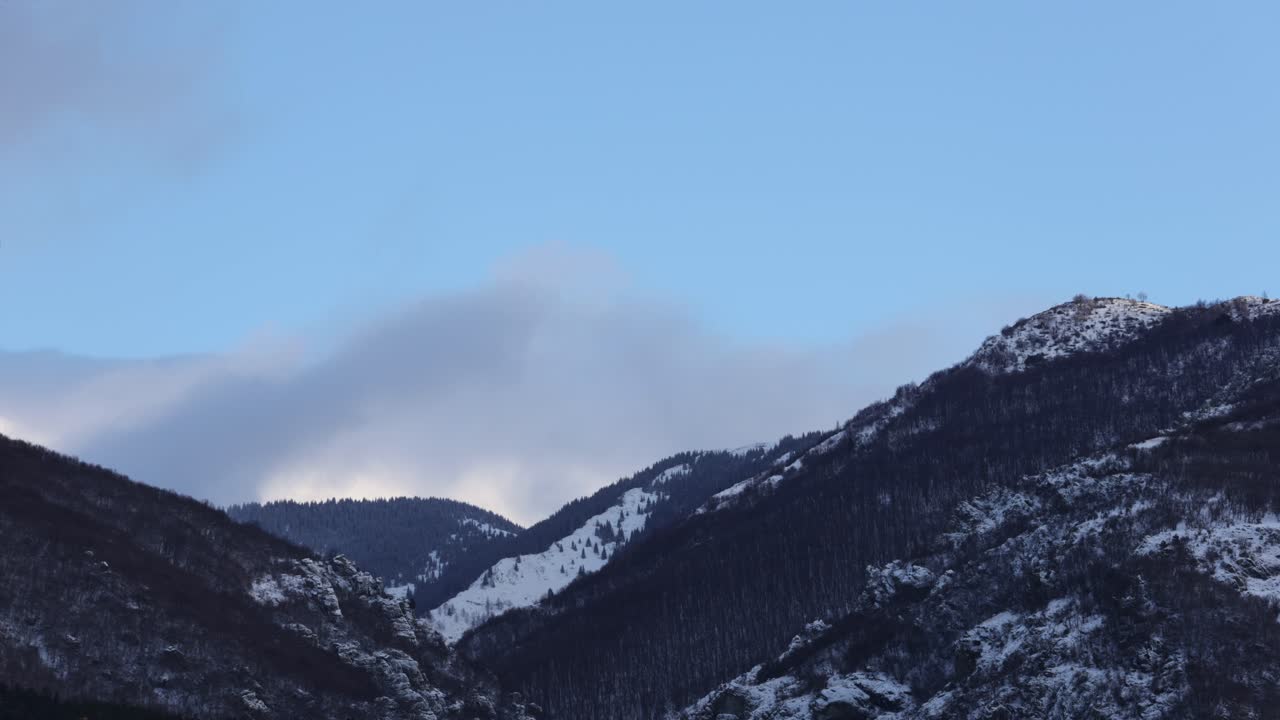 발칸 산맥의 눈 인 언덕에서 불가리아의 소포트 (sopot) 의 작은 마을 위에 있는 아침 타임 스 (timelapse)