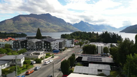 Queenstown-on-Lake-Wakatipu-surrounded-by-scenic-mountains,-South-Island