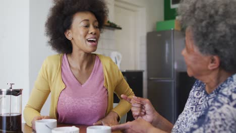 Feliz-Hija-Adulta-Afroamericana-Y-Madre-Mayor-Tomando-Café,-Cámara-Lenta