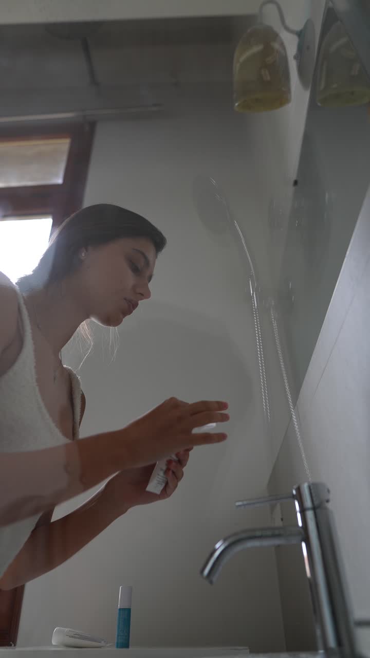 женщина, занимающаяся уходом за кожей в ванной