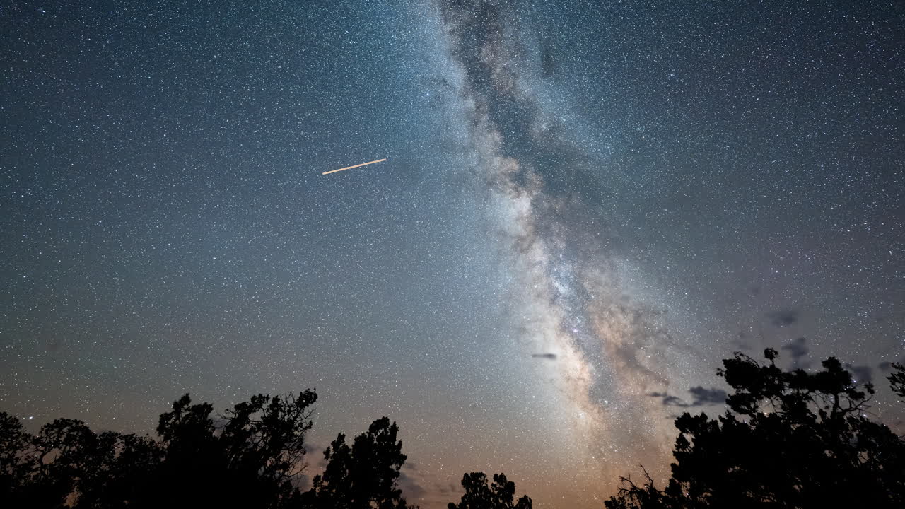 Stunning Motion Time Lapse of Countless Stars Glowing in the Night Sky