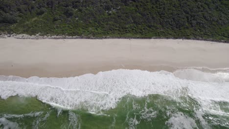 Olas-Oceánicas-Con-Espuma-Rompiendo-En-La-Orilla-De-La-Playa-De-Siete-Millas-En-Nsw,-Australia---Toma-Aérea-De-Drones