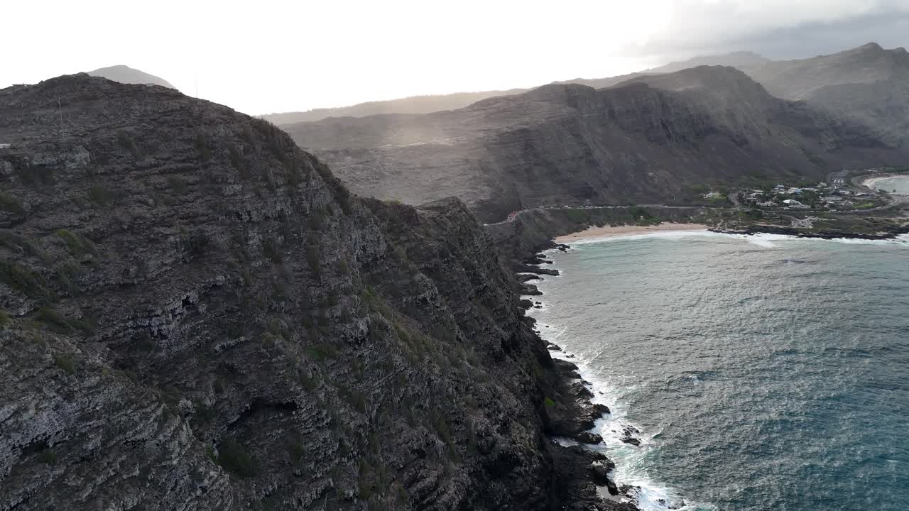 Drone si avvicina a una montagna a Oahu, Hawaii, drammatico raggio di sole al tramonto che illumina la cima