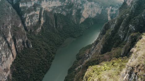 Inclinación-Aérea-Reveló-El-Paisaje-Montañoso-Del-Cañón-Del-Sumidero-En-El-Sur-De-México