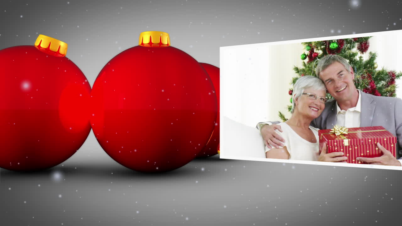 bolas de navidad rojas y animación familiar