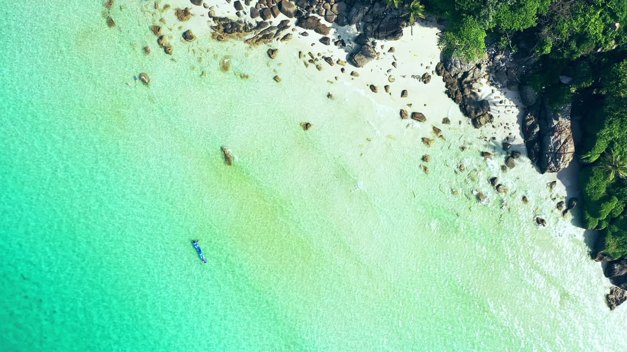 바다가 당신을 자유롭게 하도록 하세요.