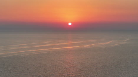 바다 위의 놀라운 일몰
