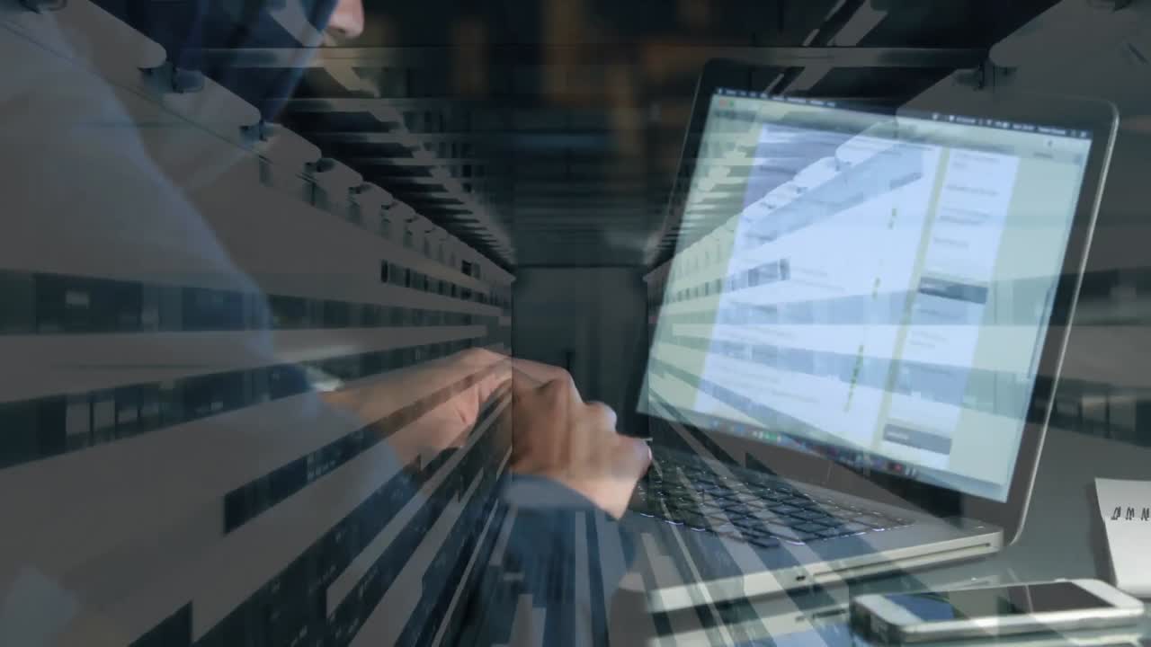 animación de un hombre encapuchado pirateando una computadora