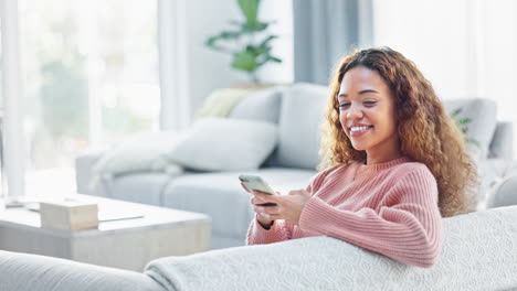 Mujer-Feliz-Enviando-Mensajes-De-Texto-Por-Teléfono-Mientras-Está-Sentada