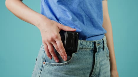 mujer con un dispositivo en el bolsillo