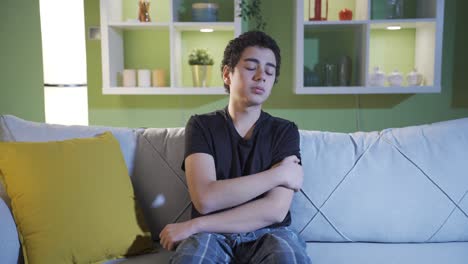 Der-Unglückliche,-Depressive-Teenager-Sitzt-Allein-Im-Wohnzimmer-Und-Fängt-Plötzlich-An-Zu-Weinen.