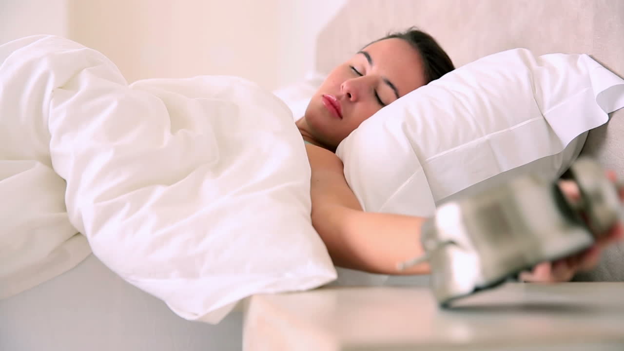 스트레스를 받는 갈색 여성이 늦게 깨어납니다.