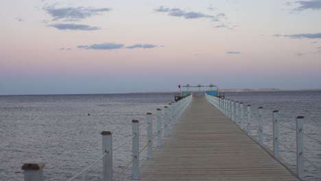 Verfallener-Pier-Im-Roten-Meer.-Insel-Tiran-Im-Hintergrund.