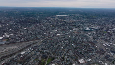 Imágenes-Panorámicas-Aéreas-De-Una-Carretera-Concurrida-Que-Atraviesa-Los-Suburbios-Residenciales.-Vehículos-Circulando-Por-Carreteras-De-Varios-Carriles.-Boston,-Estados-Unidos