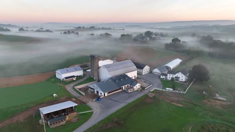 Nebliger-Bauernhof-Im-Ländlichen-Raum-Der-USA-Bei-Sonnenaufgang