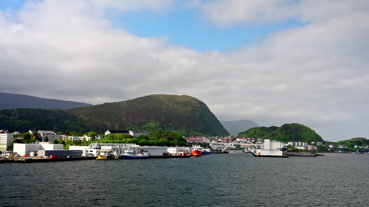 A cruise from the city of Bergen to the open sea on a tourist ship