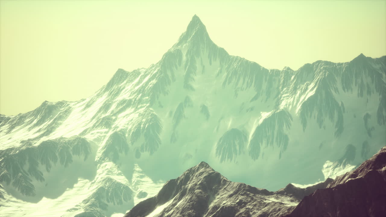 겨울 에 눈 이 내린 높은 산 들