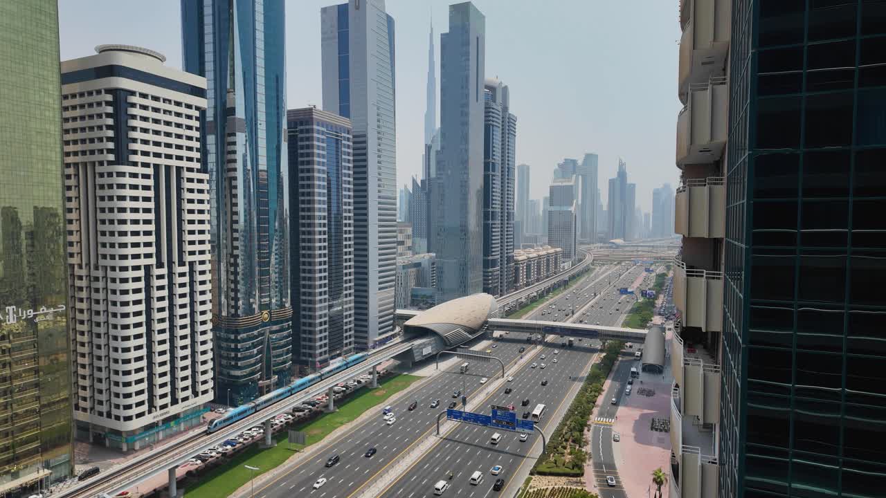 Vista Aerea dello Skyline della Città di Dubai e dell'Autostrada