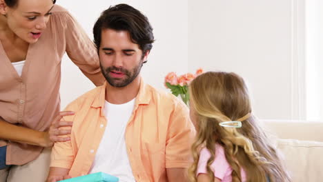 familia dando un regalo al padre