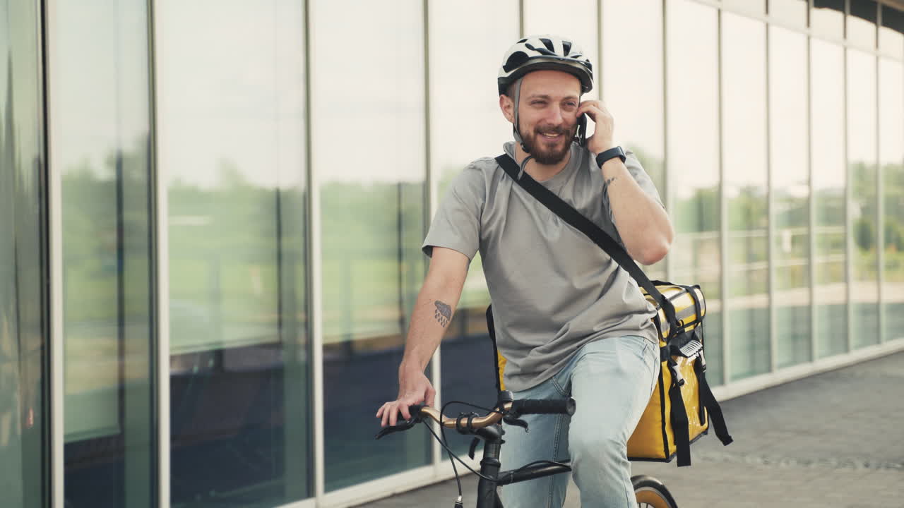 작업 팀이 커피숍에서 보고서의 일부 데이터에 대해 자세히 논의합니다.