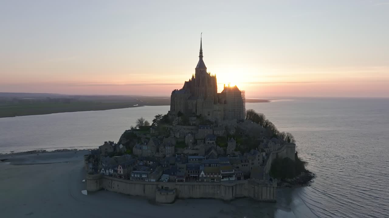 해가 지는 몬트 세인트 미 ⁇ 을 날아다니며