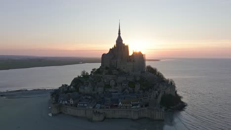 Flug-Am-Mont-St.-Michel-Bei-Sonnenuntergang