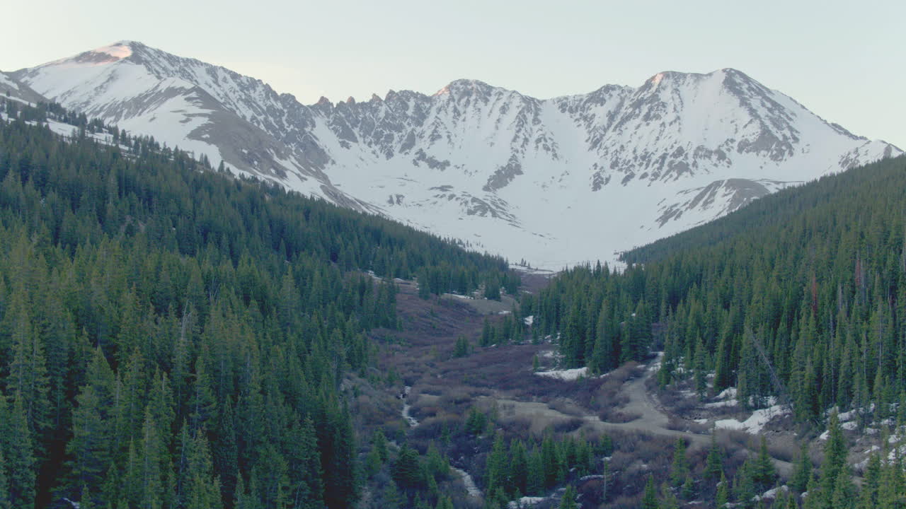 drone aéreo paisaje escénico amanecer temprano en la mañana en las montañas rocosas de colorado cubiertas de nieve