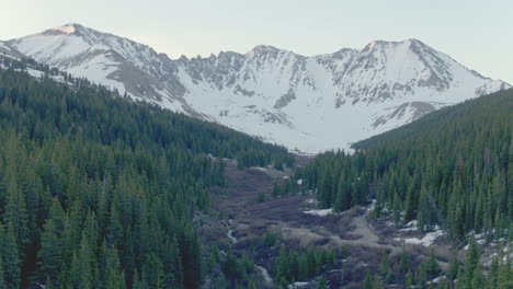 Drone-Aéreo-Paisaje-Escénico-Amanecer-Temprano-En-La-Mañana-En-Las-Montañas-Rocosas-De-Colorado-Cubiertas-De-Nieve