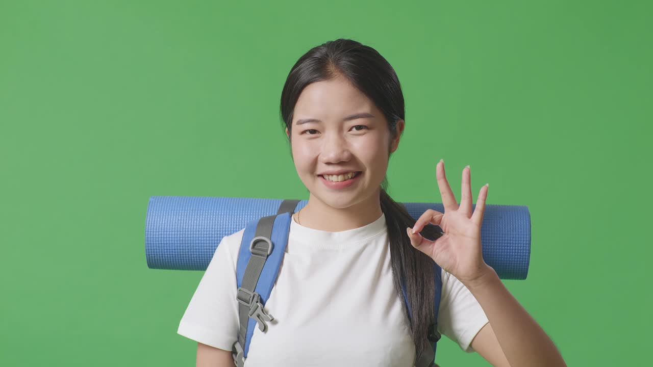 배과 ok 표지판을 가진 여자