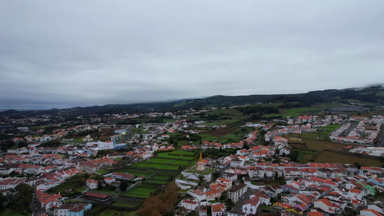 vista aérea de angra do heroismo, volando hacia el obelisco do alto da memoria