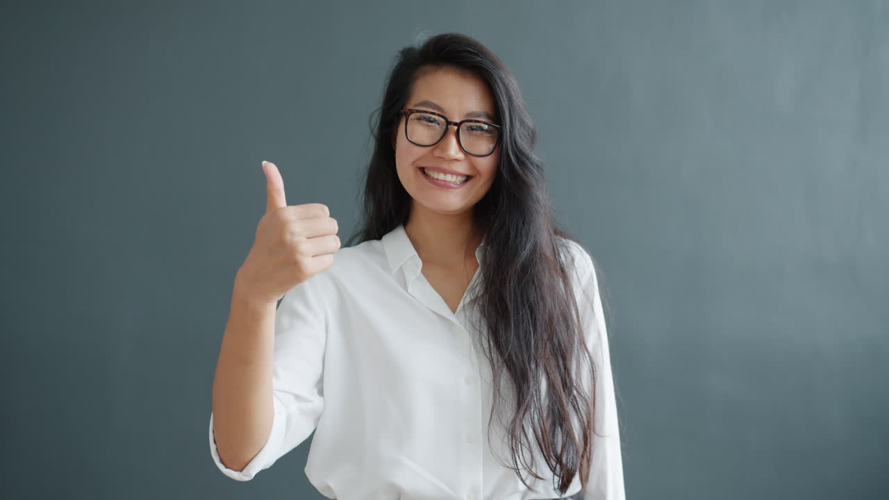 mujer dando pulgares hacia arriba