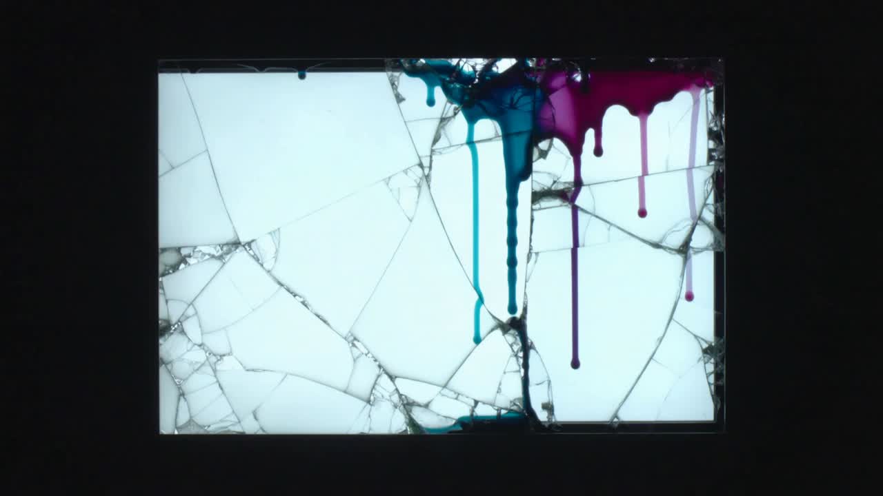 Pannello retroilluminato incrinato gocciolante con flussi ciano e magenta tirati verso il basso dalla gravità in uno studio buio