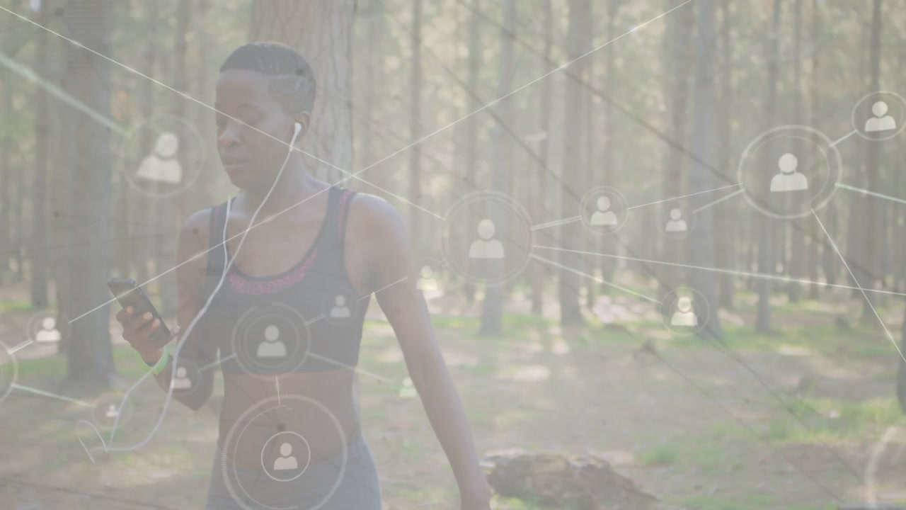 Mulher entrando no quadro usando smartphone enquanto caminha por trilha na floresta, ativando sobreposição de interface de fitness.