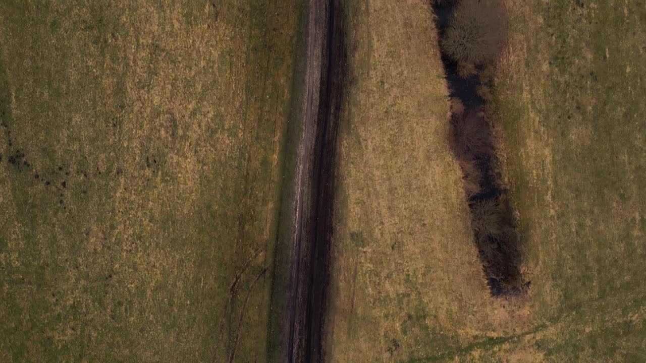 vista aérea del sendero y el arroyo del campo